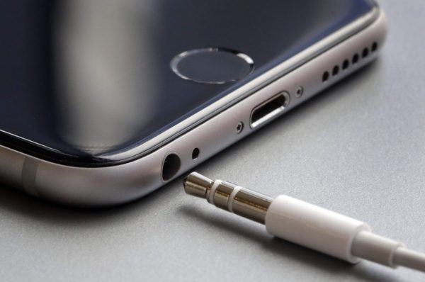 Kenapa Banyak Pengguna Masih Merindukan Jack Headphone di iPhone? Ini Penjelasannya