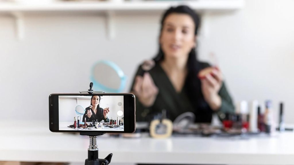 Kenapa Orang Suka Nyawer di TikTok? Ini Faktor Psikologisnya