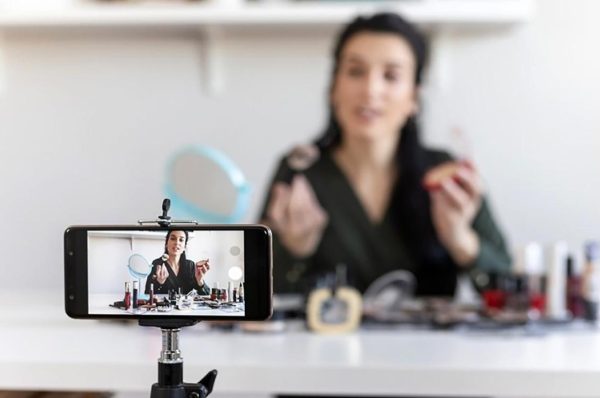 Kenapa Orang Suka Nyawer di TikTok? Ini Faktor Psikologisnya