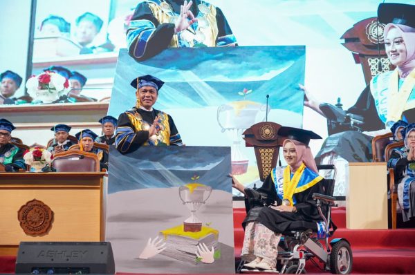 Eprisa Nova Rahmawati, dari Kursi Roda ke Panggung Wisuda dan Pameran Lukisan