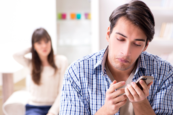 Apa Itu Fenomena Micro Cheating? Perselingkuhan yang Jarang Disadari