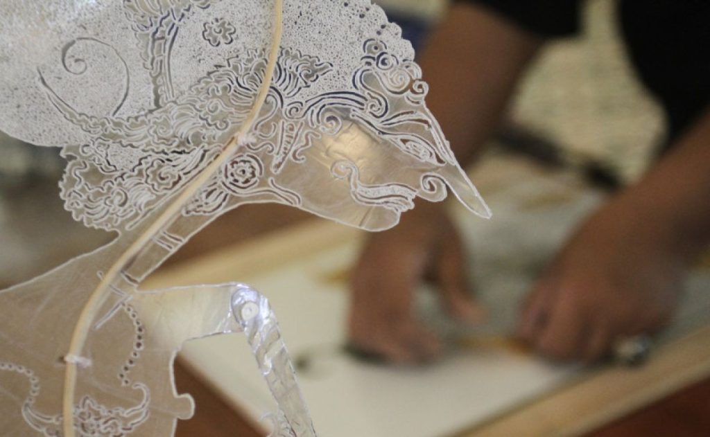 Pemuda Ini Ubah Sampah Plastik Jadi Seni Wayang