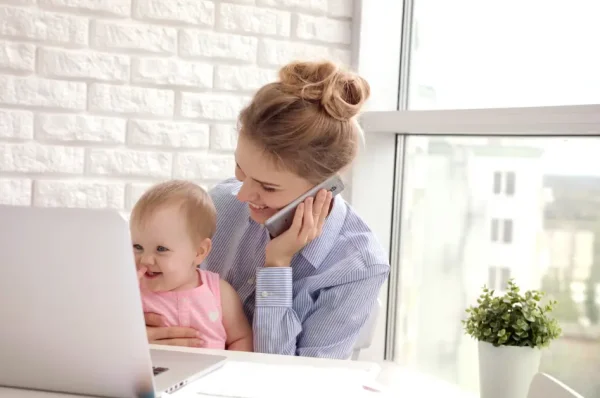 Perempuan Bekerja vs Ibu Rumah Tangga, Pilih Mana?