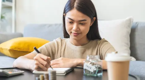 Mengapa Perempuan Lebih Cemas Soal Finansial? Ternyata Ini Alasannya