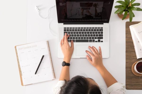 Perempuan di Dunia Digital, Antara Tekanan Produktif vs Kesehatan Mental