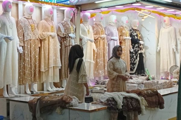 Menilik Tren Warna Baju Lebaran 2026, dari Ivory hingga Taupe